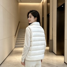 Moncler 蒙口 2026秋冬立领轻薄羽绒马甲,米白/棕/藏蓝三色 男女同款。 横格分仓充绒,轻便不跑绒;胸口经典圆 Moncler 蒙口 2026秋冬立领轻薄羽绒马甲,米白/棕/藏蓝三色 男女同款。 横格分仓充绒,轻便不跑绒;胸口经典圆