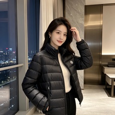Moncler 蒙口 2026秋冬新款|男士立领轻薄羽绒服上新 蒙口经典横条轻羽绒,藏青/黑双色齐发 极简立领防风设计, Moncler 蒙口 2026秋冬新款|男士立领轻薄羽绒服上新 蒙口经典横条轻羽绒,藏青/黑双色齐发 极简立领防风设计,
