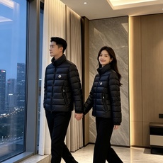 Moncler 蒙口 2026秋冬新款|男士立领轻薄羽绒服上新 蒙口经典横条轻羽绒,藏青/黑双色齐发 极简立领防风设计, Moncler 蒙口 2026秋冬新款|男士立领轻薄羽绒服上新 蒙口经典横条轻羽绒,藏青/黑双色齐发 极简立领防风设计,
