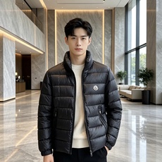 Moncler 蒙口 2026秋冬新款|男士立领轻薄羽绒服上新 蒙口经典横条轻羽绒,藏青/黑双色齐发 极简立领防风设计, Moncler 蒙口 2026秋冬新款|男士立领轻薄羽绒服上新 蒙口经典横条轻羽绒,藏青/黑双色齐发 极简立领防风设计,
