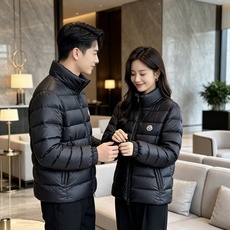 Moncler 蒙口 2026秋冬新款|男士立领轻薄羽绒服上新 蒙口经典横条轻羽绒,藏青/黑双色齐发 极简立领防风设计, Moncler 蒙口 2026秋冬新款|男士立领轻薄羽绒服上新 蒙口经典横条轻羽绒,藏青/黑双色齐发 极简立领防风设计,