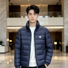 Moncler 蒙口 2026秋冬新款|男士立领轻薄羽绒服上新 蒙口经典横条轻羽绒,藏青/黑双色齐发 极简立领防风设计, Moncler 蒙口 2026秋冬新款|男士立领轻薄羽绒服上新 蒙口经典横条轻羽绒,藏青/黑双色齐发 极简立领防风设计,