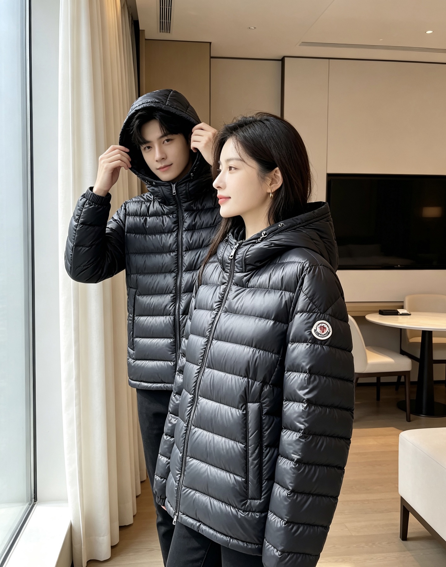 Moncler 蒙口 2026秋冬新款|连帽轻薄横条羽绒上新 米白/藏青双色 男女都能驾驭 可调节抽绳连帽,大风天护住头 Moncler 蒙口 2026秋冬新款|连帽轻薄横条羽绒上新 米白/藏青双色 男女都能驾驭 可调节抽绳连帽,大风天护住头