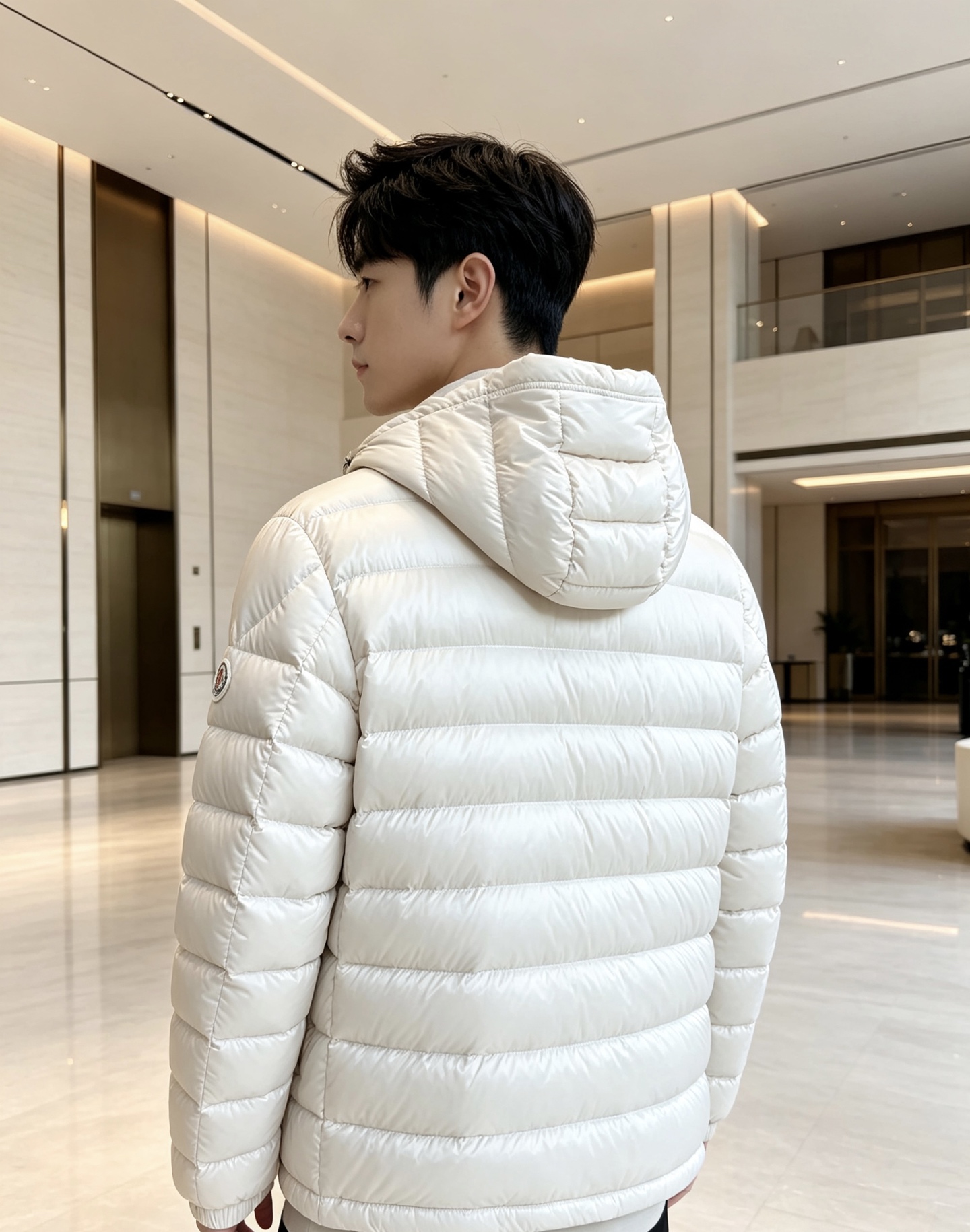 Moncler 蒙口 2026秋冬新款｜连帽轻薄横条羽绒上新 米白/藏青双色 男女都能驾驭 可调节抽绳连帽，大风天护住头