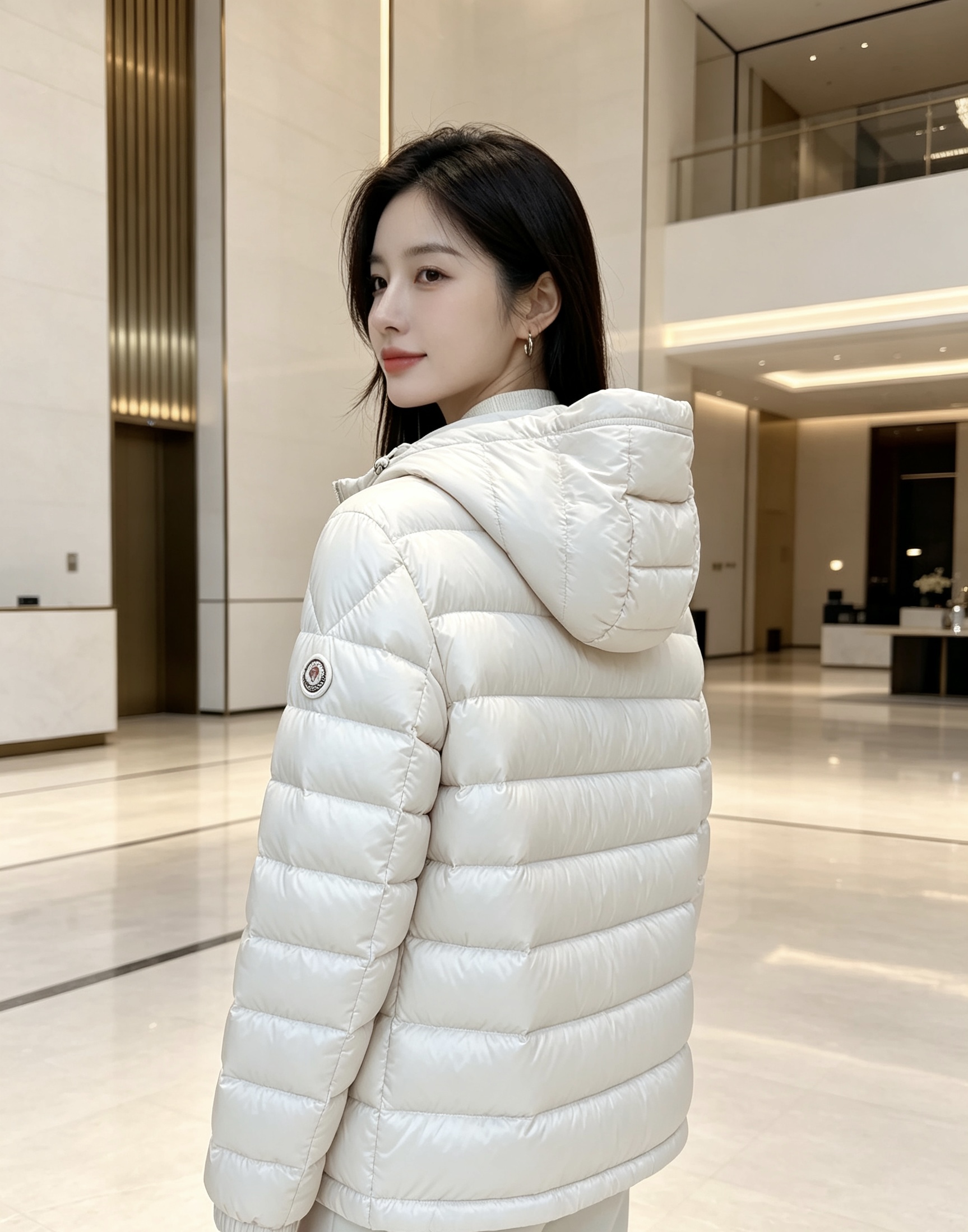 Moncler 蒙口 2026秋冬新款｜连帽轻薄横条羽绒上新 米白/藏青双色 男女都能驾驭 可调节抽绳连帽，大风天护住头