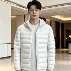 Moncler 蒙口 2026秋冬新款|连帽轻薄横条羽绒上新 米白/藏青双色 男女都能驾驭 可调节抽绳连帽,大风天护住头 Moncler 蒙口 2026秋冬新款|连帽轻薄横条羽绒上新 米白/藏青双色 男女都能驾驭 可调节抽绳连帽,大风天护住头