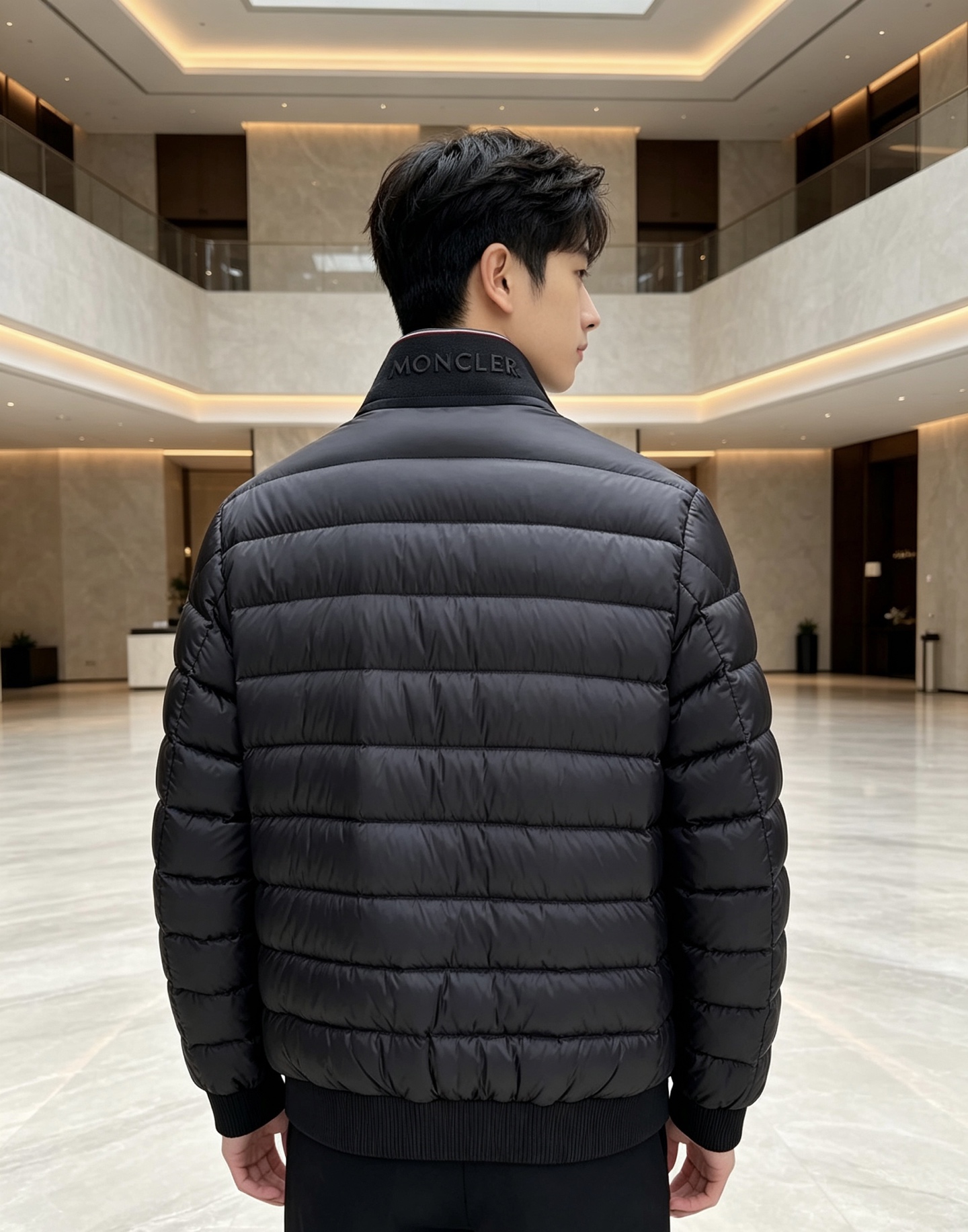Moncler 蒙口 2026秋冬新品|棒球领轻羽绒夹克 撞色织带领精致点缀,横格均匀锁绒 罗纹收口防风设计,轻便柔和 Moncler 蒙口 2026秋冬新品|棒球领轻羽绒夹克 撞色织带领精致点缀,横格均匀锁绒 罗纹收口防风设计,轻便柔和