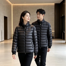 Moncler 蒙口 2026秋冬新品|棒球领轻羽绒夹克 撞色织带领精致点缀,横格均匀锁绒 罗纹收口防风设计,轻便柔和 Moncler 蒙口 2026秋冬新品|棒球领轻羽绒夹克 撞色织带领精致点缀,横格均匀锁绒 罗纹收口防风设计,轻便柔和
