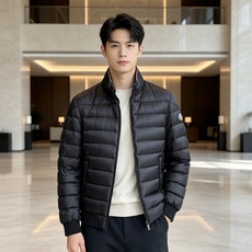 Moncler 蒙口 2026秋冬新品|棒球领轻羽绒夹克 撞色织带领精致点缀,横格均匀锁绒 罗纹收口防风设计,轻便柔和 Moncler 蒙口 2026秋冬新品|棒球领轻羽绒夹克 撞色织带领精致点缀,横格均匀锁绒 罗纹收口防风设计,轻便柔和