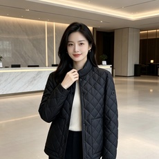 Moncler 蒙口 2026秋冬新品|男士立领菱形格羽绒服 经典菱形衍缝格纹,整体平整不跑棉,质感高级耐看 中式小立领 Moncler 蒙口 2026秋冬新品|男士立领菱形格羽绒服 经典菱形衍缝格纹,整体平整不跑棉,质感高级耐看 中式小立领