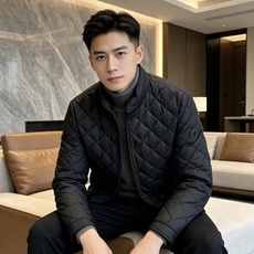 Moncler 蒙口 2026秋冬新品|男士立领菱形格羽绒服 经典菱形衍缝格纹,整体平整不跑棉,质感高级耐看 中式小立领 Moncler 蒙口 2026秋冬新品|男士立领菱形格羽绒服 经典菱形衍缝格纹,整体平整不跑棉,质感高级耐看 中式小立领