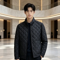 Moncler 蒙口 2026秋冬新品|男士立领菱形格羽绒服 经典菱形衍缝格纹,整体平整不跑棉,质感高级耐看 中式小立领 Moncler 蒙口 2026秋冬新品|男士立领菱形格羽绒服 经典菱形衍缝格纹,整体平整不跑棉,质感高级耐看 中式小立领