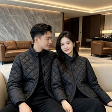 Moncler 蒙口 2026秋冬新品|男士立领菱形格羽绒服 经典菱形衍缝格纹,整体平整不跑棉,质感高级耐看 中式小立领 Moncler 蒙口 2026秋冬新品|男士立领菱形格羽绒服 经典菱形衍缝格纹,整体平整不跑棉,质感高级耐看 中式小立领