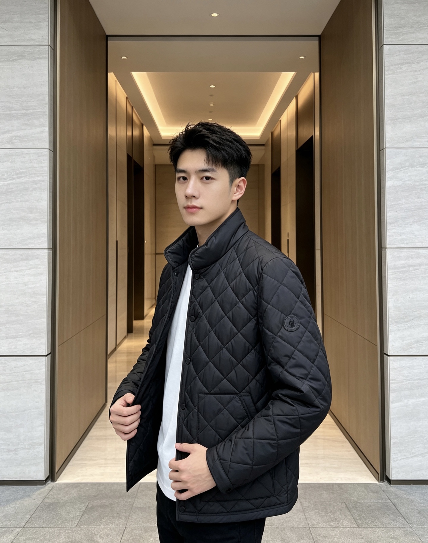 Moncler 蒙口 2026秋冬新品|男士立领菱形格羽绒服 经典菱形衍缝格纹,整体平整不跑棉,质感高级耐看 中式小立领 Moncler 蒙口 2026秋冬新品|男士立领菱形格羽绒服 经典菱形衍缝格纹,整体平整不跑棉,质感高级耐看 中式小立领