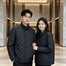 Moncler 蒙口 2026秋冬新品|男士立领菱形格羽绒服 经典菱形衍缝格纹,整体平整不跑棉,质感高级耐看 中式小立领 Moncler 蒙口 2026秋冬新品|男士立领菱形格羽绒服 经典菱形衍缝格纹,整体平整不跑棉,质感高级耐看 中式小立领