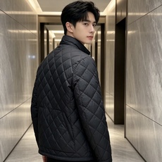 Moncler 蒙口 2026秋冬新品|男士立领菱形格羽绒服 经典菱形衍缝格纹,整体平整不跑棉,质感高级耐看 中式小立领 Moncler 蒙口 2026秋冬新品|男士立领菱形格羽绒服 经典菱形衍缝格纹,整体平整不跑棉,质感高级耐看 中式小立领