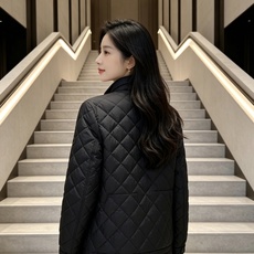 Moncler 蒙口 2026秋冬新品|男士立领菱形格羽绒服 经典菱形衍缝格纹,整体平整不跑棉,质感高级耐看 中式小立领 Moncler 蒙口 2026秋冬新品|男士立领菱形格羽绒服 经典菱形衍缝格纹,整体平整不跑棉,质感高级耐看 中式小立领