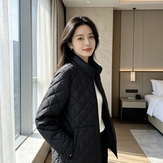 Moncler 蒙口 2026秋冬新品|男士立领菱形格羽绒服 经典菱形衍缝格纹,整体平整不跑棉,质感高级耐看 中式小立领 Moncler 蒙口 2026秋冬新品|男士立领菱形格羽绒服 经典菱形衍缝格纹,整体平整不跑棉,质感高级耐看 中式小立领