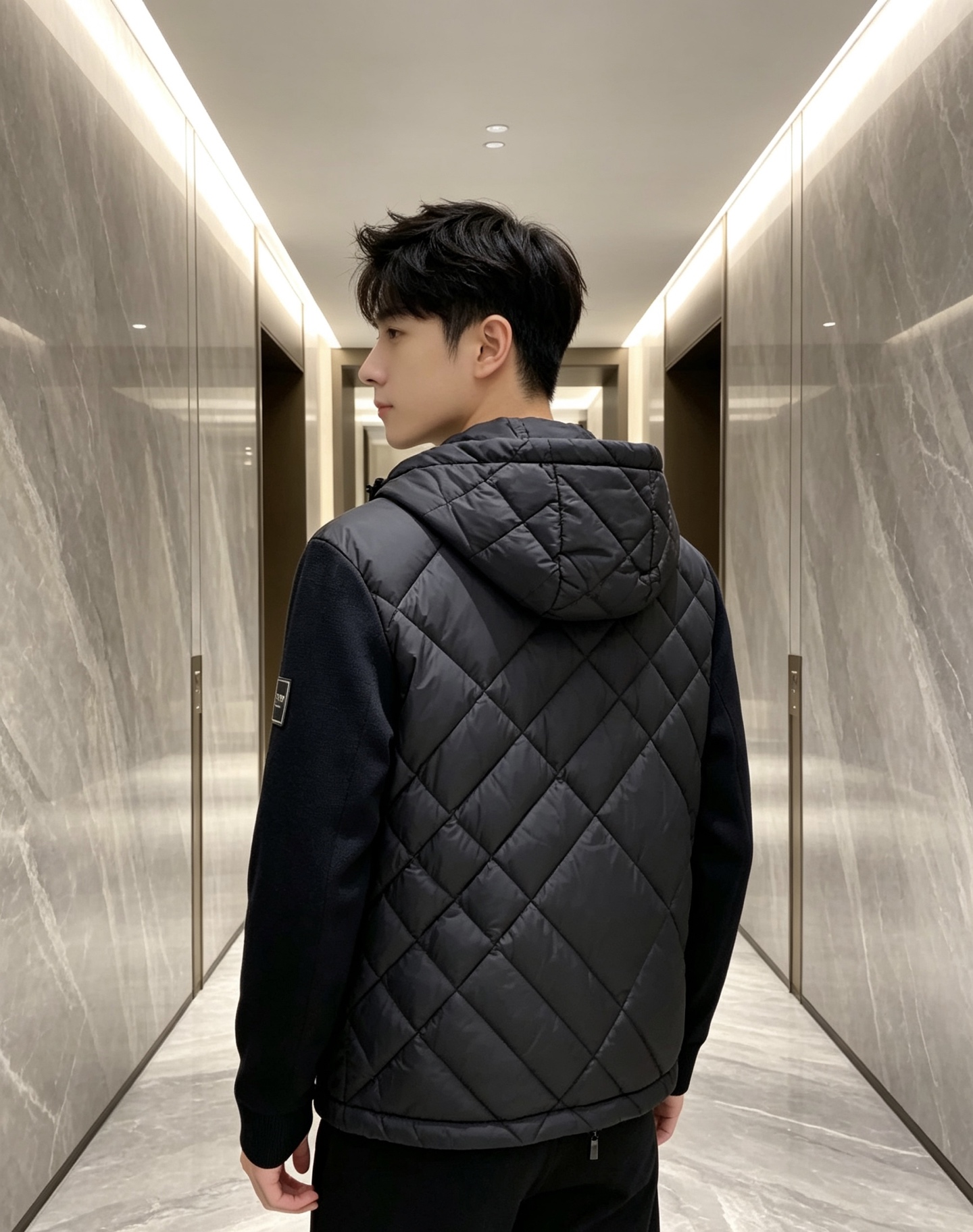 Burberry 巴宝莉 2026秋冬轻熟风菱格连帽羽绒服，菱形分格充绒，上身轻盈蓬松不压身；衣身羽绒面料搭配针织拼接衣