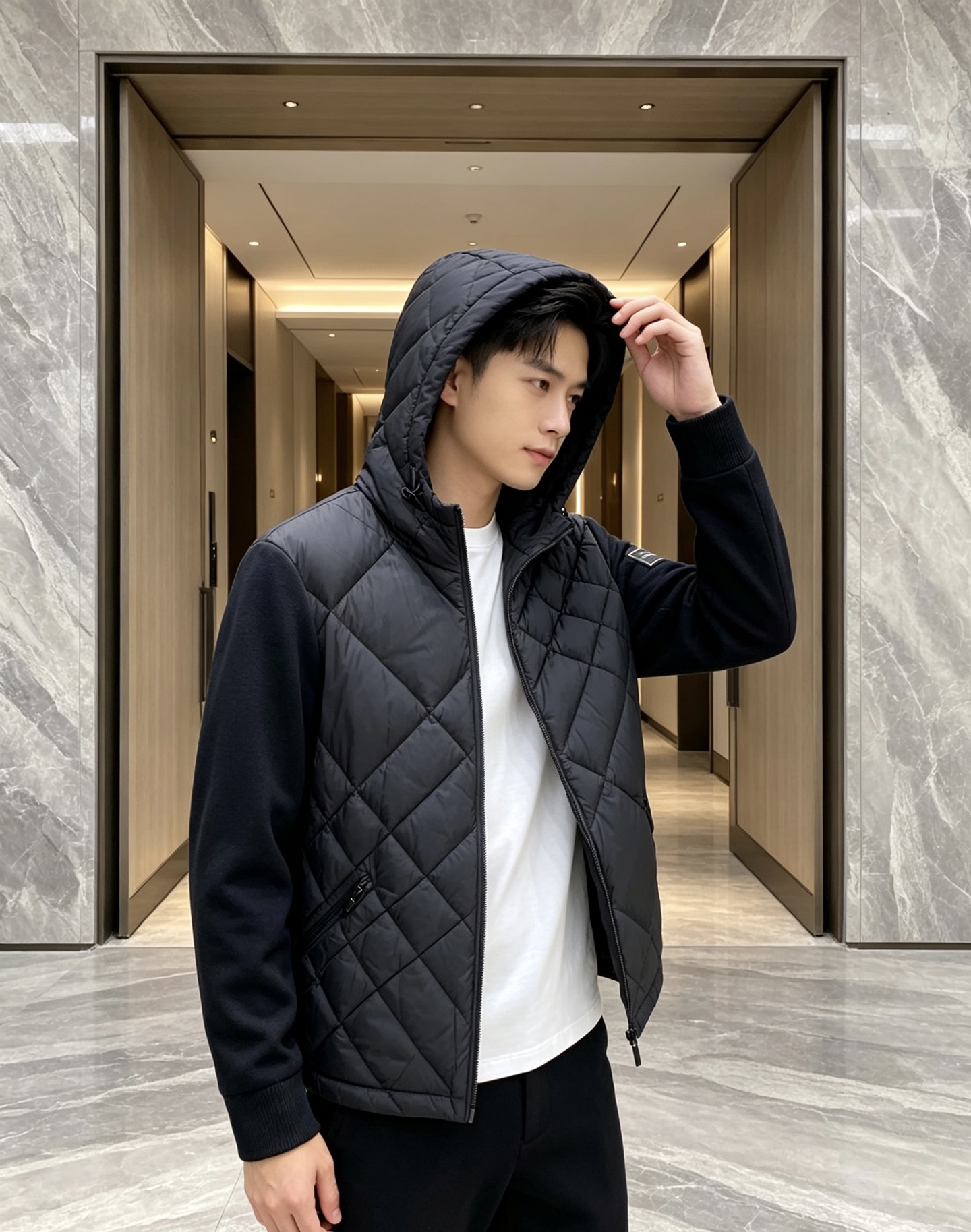 Burberry 巴宝莉 2026秋冬轻熟风菱格连帽羽绒服，菱形分格充绒，上身轻盈蓬松不压身；衣身羽绒面料搭配针织拼接衣