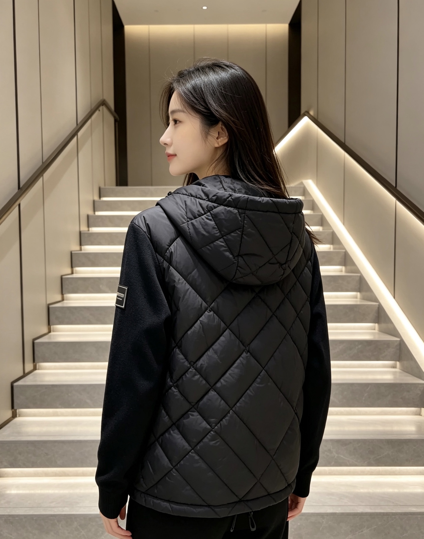 Burberry 巴宝莉 2026秋冬轻熟风菱格连帽羽绒服，菱形分格充绒，上身轻盈蓬松不压身；衣身羽绒面料搭配针织拼接衣