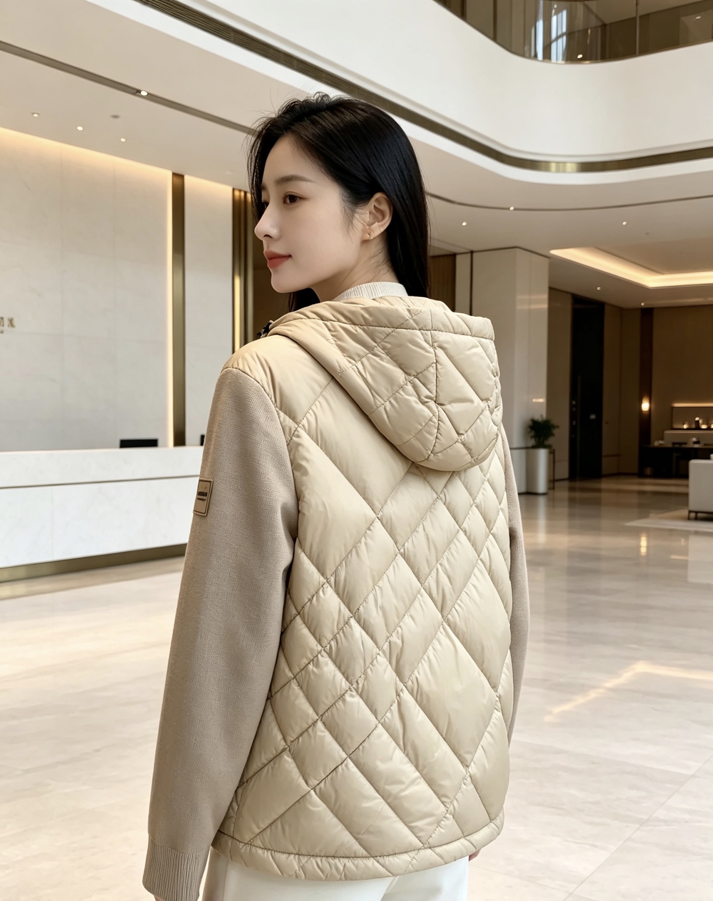 Burberry 巴宝莉 2026秋冬轻熟风菱格连帽羽绒服,菱形分格充绒,上身轻盈蓬松不压身;衣身羽绒面料搭配针织拼接衣 Burberry 巴宝莉 2026秋冬轻熟风菱格连帽羽绒服,菱形分格充绒,上身轻盈蓬松不压身;衣身羽绒面料搭配针织拼接衣
