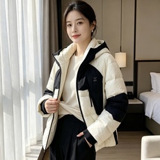 Lv 2026秋冬新款潮流爆款黑白撞色连帽羽绒服,男女同款,实体店超好走量。 衣身低调暗纹老花满印,高密防钻绒面料,分格 Lv 2026秋冬新款潮流爆款黑白撞色连帽羽绒服,男女同款,实体店超好走量。 衣身低调暗纹老花满印,高密防钻绒面料,分格