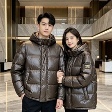 Burberry 2026秋冬新款巴宝莉连帽羽绒服 高级棕亮面面料,分格充绒不跑棉,蓬松保暖不显臃肿 内里经典格纹内衬, Burberry 2026秋冬新款巴宝莉连帽羽绒服 高级棕亮面面料,分格充绒不跑棉,蓬松保暖不显臃肿 内里经典格纹内衬,