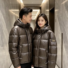 Burberry 2026秋冬新款巴宝莉连帽羽绒服 高级棕亮面面料,分格充绒不跑棉,蓬松保暖不显臃肿 内里经典格纹内衬, Burberry 2026秋冬新款巴宝莉连帽羽绒服 高级棕亮面面料,分格充绒不跑棉,蓬松保暖不显臃肿 内里经典格纹内衬,
