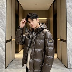 Burberry 2026秋冬新款巴宝莉连帽羽绒服 高级棕亮面面料,分格充绒不跑棉,蓬松保暖不显臃肿 内里经典格纹内衬, Burberry 2026秋冬新款巴宝莉连帽羽绒服 高级棕亮面面料,分格充绒不跑棉,蓬松保暖不显臃肿 内里经典格纹内衬,