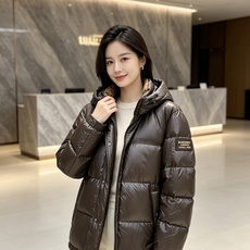 Burberry 2026秋冬新款巴宝莉连帽羽绒服 高级棕亮面面料,分格充绒不跑棉,蓬松保暖不显臃肿 内里经典格纹内衬, Burberry 2026秋冬新款巴宝莉连帽羽绒服 高级棕亮面面料,分格充绒不跑棉,蓬松保暖不显臃肿 内里经典格纹内衬,