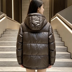 Burberry 2026秋冬新款巴宝莉连帽羽绒服 高级棕亮面面料,分格充绒不跑棉,蓬松保暖不显臃肿 内里经典格纹内衬, Burberry 2026秋冬新款巴宝莉连帽羽绒服 高级棕亮面面料,分格充绒不跑棉,蓬松保暖不显臃肿 内里经典格纹内衬,