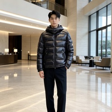 moncler 蒙口 2026秋冬新款连帽羽绒服 军绿、亮黑双色,风格区分清晰,受众全覆盖。 高密防风防水面料,表层顺滑 moncler 蒙口 2026秋冬新款连帽羽绒服 军绿、亮黑双色,风格区分清晰,受众全覆盖。 高密防风防水面料,表层顺滑