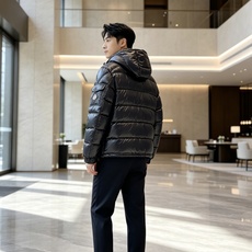 moncler 蒙口 2026秋冬新款连帽羽绒服 军绿、亮黑双色,风格区分清晰,受众全覆盖。 高密防风防水面料,表层顺滑 moncler 蒙口 2026秋冬新款连帽羽绒服 军绿、亮黑双色,风格区分清晰,受众全覆盖。 高密防风防水面料,表层顺滑