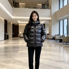 moncler 蒙口 2026秋冬新款连帽羽绒服 军绿、亮黑双色,风格区分清晰,受众全覆盖。 高密防风防水面料,表层顺滑 moncler 蒙口 2026秋冬新款连帽羽绒服 军绿、亮黑双色,风格区分清晰,受众全覆盖。 高密防风防水面料,表层顺滑