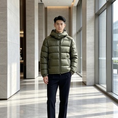moncler 蒙口 2026秋冬新款连帽羽绒服 军绿、亮黑双色,风格区分清晰,受众全覆盖。 高密防风防水面料,表层顺滑 moncler 蒙口 2026秋冬新款连帽羽绒服 军绿、亮黑双色,风格区分清晰,受众全覆盖。 高密防风防水面料,表层顺滑
