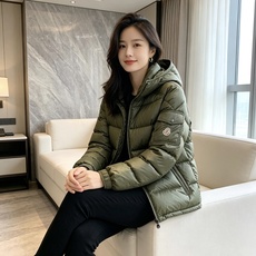 moncler 蒙口 2026秋冬新款连帽羽绒服 军绿、亮黑双色,风格区分清晰,受众全覆盖。 高密防风防水面料,表层顺滑 moncler 蒙口 2026秋冬新款连帽羽绒服 军绿、亮黑双色,风格区分清晰,受众全覆盖。 高密防风防水面料,表层顺滑