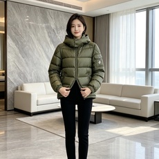 moncler 蒙口 2026秋冬新款连帽羽绒服 军绿、亮黑双色,风格区分清晰,受众全覆盖。 高密防风防水面料,表层顺滑 moncler 蒙口 2026秋冬新款连帽羽绒服 军绿、亮黑双色,风格区分清晰,受众全覆盖。 高密防风防水面料,表层顺滑