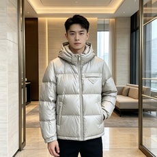 Prada 普拉达 2026秋冬重磅新款|Prada连帽短款羽绒服上新 经典三角金属铭牌,低调轻奢辨识度拉满 高光亮面防 Prada 普拉达 2026秋冬重磅新款|Prada连帽短款羽绒服上新 经典三角金属铭牌,低调轻奢辨识度拉满 高光亮面防