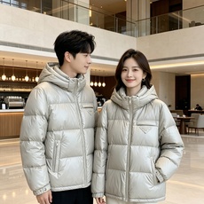Prada 普拉达 2026秋冬重磅新款|Prada连帽短款羽绒服上新 经典三角金属铭牌,低调轻奢辨识度拉满 高光亮面防 Prada 普拉达 2026秋冬重磅新款|Prada连帽短款羽绒服上新 经典三角金属铭牌,低调轻奢辨识度拉满 高光亮面防