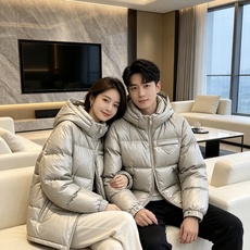 Prada 普拉达 2026秋冬重磅新款|Prada连帽短款羽绒服上新 经典三角金属铭牌,低调轻奢辨识度拉满 高光亮面防 Prada 普拉达 2026秋冬重磅新款|Prada连帽短款羽绒服上新 经典三角金属铭牌,低调轻奢辨识度拉满 高光亮面防