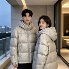 Prada 普拉达 2026秋冬重磅新款|Prada连帽短款羽绒服上新 经典三角金属铭牌,低调轻奢辨识度拉满 高光亮面防 Prada 普拉达 2026秋冬重磅新款|Prada连帽短款羽绒服上新 经典三角金属铭牌,低调轻奢辨识度拉满 高光亮面防