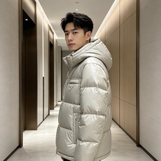 Prada 普拉达 2026秋冬重磅新款|Prada连帽短款羽绒服上新 经典三角金属铭牌,低调轻奢辨识度拉满 高光亮面防 Prada 普拉达 2026秋冬重磅新款|Prada连帽短款羽绒服上新 经典三角金属铭牌,低调轻奢辨识度拉满 高光亮面防