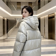 Prada 普拉达 2026秋冬重磅新款|Prada连帽短款羽绒服上新 经典三角金属铭牌,低调轻奢辨识度拉满 高光亮面防 Prada 普拉达 2026秋冬重磅新款|Prada连帽短款羽绒服上新 经典三角金属铭牌,低调轻奢辨识度拉满 高光亮面防