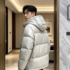Prada 普拉达 2026秋冬重磅新款|Prada连帽短款羽绒服上新 经典三角金属铭牌,低调轻奢辨识度拉满 高光亮面防 Prada 普拉达 2026秋冬重磅新款|Prada连帽短款羽绒服上新 经典三角金属铭牌,低调轻奢辨识度拉满 高光亮面防
