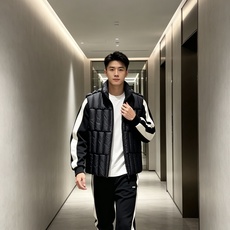 蒙口 2026秋冬新款Moncler立领羽绒马甲 经典竖条分段充绒工艺,锁温不跑绒,轻量化无厚重感 纯黑百搭底色,胸口圆 蒙口 2026秋冬新款Moncler立领羽绒马甲 经典竖条分段充绒工艺,锁温不跑绒,轻量化无厚重感 纯黑百搭底色,胸口圆
