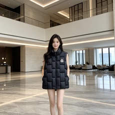 Moncler 蒙口 2026秋冬百搭立领羽绒马甲 ▫️填充工艺:方格分仓锁绒,均匀蓬松,持久保暖不跑绒 ▫️版型设计: Moncler 蒙口 2026秋冬百搭立领羽绒马甲 ▫️填充工艺:方格分仓锁绒,均匀蓬松,持久保暖不跑绒 ▫️版型设计: