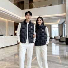 Moncler 蒙口 2026秋冬百搭立领羽绒马甲 ▫️填充工艺:方格分仓锁绒,均匀蓬松,持久保暖不跑绒 ▫️版型设计: Moncler 蒙口 2026秋冬百搭立领羽绒马甲 ▫️填充工艺:方格分仓锁绒,均匀蓬松,持久保暖不跑绒 ▫️版型设计: