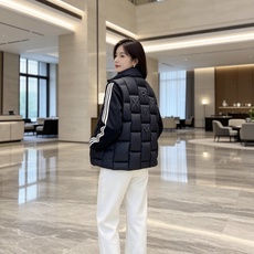 Moncler 蒙口 2026秋冬百搭立领羽绒马甲 ▫️填充工艺:方格分仓锁绒,均匀蓬松,持久保暖不跑绒 ▫️版型设计: Moncler 蒙口 2026秋冬百搭立领羽绒马甲 ▫️填充工艺:方格分仓锁绒,均匀蓬松,持久保暖不跑绒 ▫️版型设计: