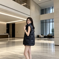 Moncler 蒙口 2026秋冬百搭立领羽绒马甲 ▫️填充工艺:方格分仓锁绒,均匀蓬松,持久保暖不跑绒 ▫️版型设计: Moncler 蒙口 2026秋冬百搭立领羽绒马甲 ▫️填充工艺:方格分仓锁绒,均匀蓬松,持久保暖不跑绒 ▫️版型设计: